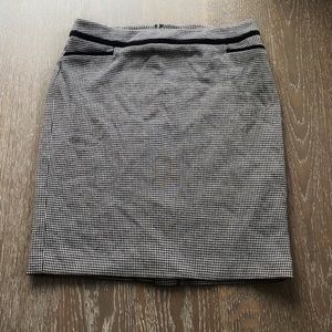LAURA Houndstooth Skirt - Size 8 Petite -Like New!